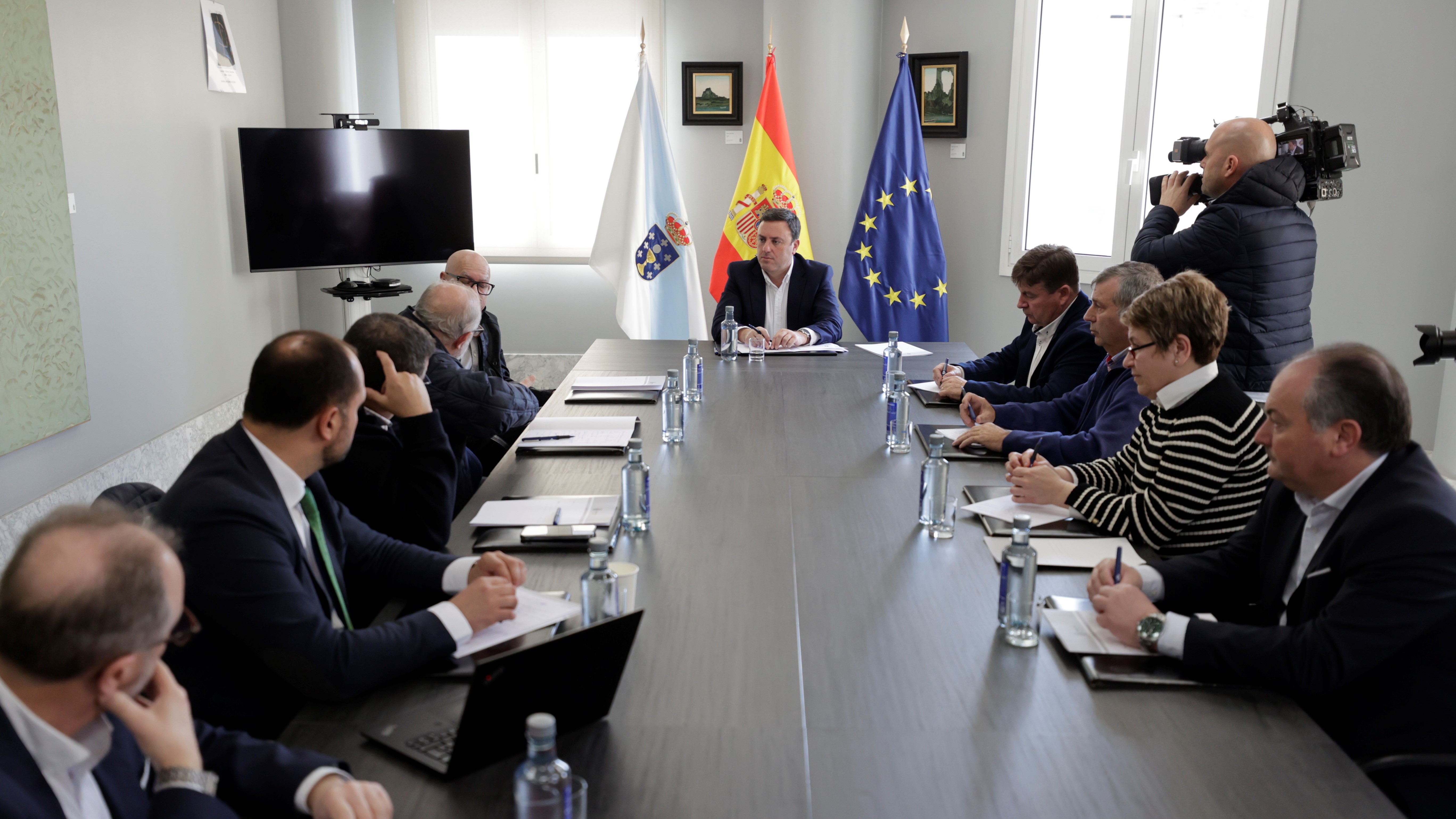 O presidente da Deputación da Coruña durante a reunión con representantes das confrarías coruñesas e da Asociación de Armadores do Cerco de Galicia (EFE/Cabalar)