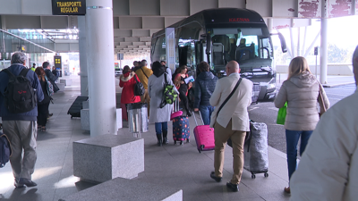 Viaxeiros dun voo desviado a Santiago collendo un autobús que os trasladará a Vigo