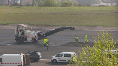 Operarios arranxan o asfalto no aeroporto de Vigo