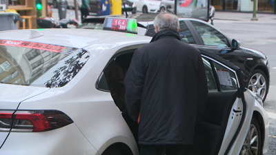 Un home entrando nun taxi en A Coruña