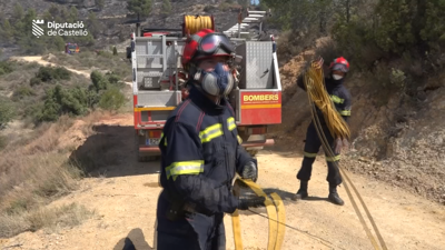Bombeiros traballando nos labores de extinción no incendio de Castelló