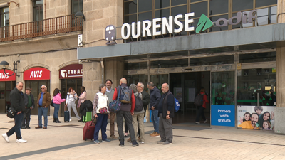 Estación de tren de Ourense con viaxeiros