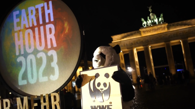 A Porta de Brandeburgo, en Berlín, minutos antes de apagar a luz