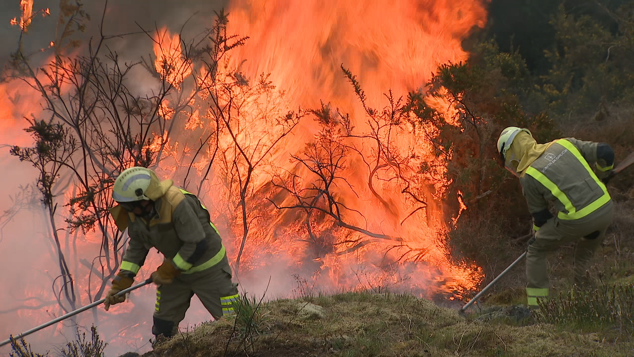 Bombeiros forestais traballando na extinción do incendio de Baleira