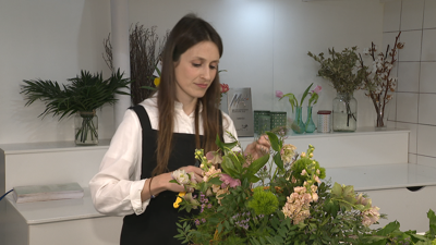 Patricia Aguín realizando un dos seus arranxos florais na súa florería de Portonovo