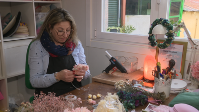 Ana Campo traballa no taller que creou na súa casa do barrio vigués de Teis