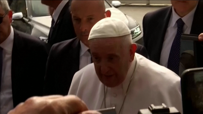 O papa á saída da clínica Gemelli fala con fieis congregados ás portas
