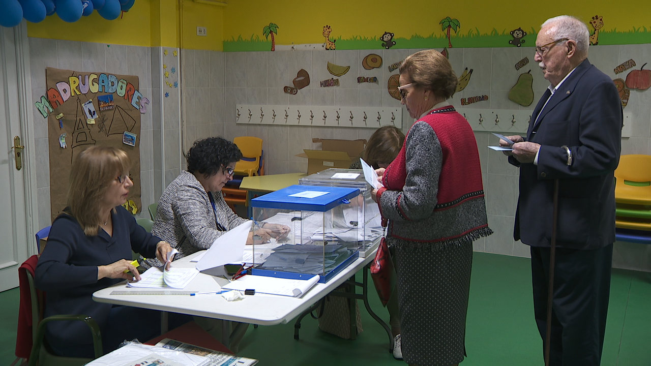 Electores votando nunha convocatoria coas urnas