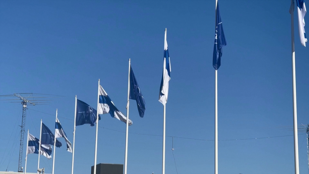 As bandeiras da OTAN locían este martes nas rúas de Helsinki