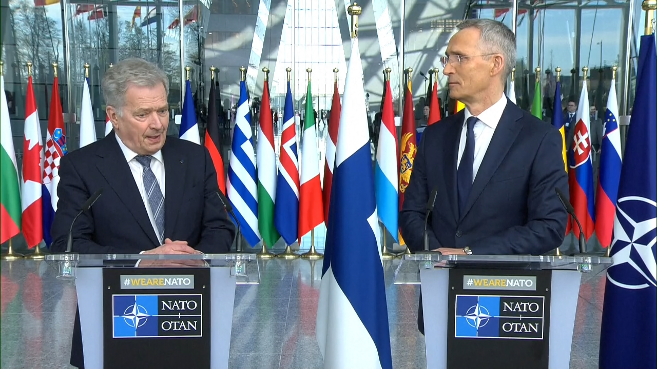 O presidente finlandés, Sauli Niinistö, canda o secretario xeral da OTAN, Jens Stoltenberg