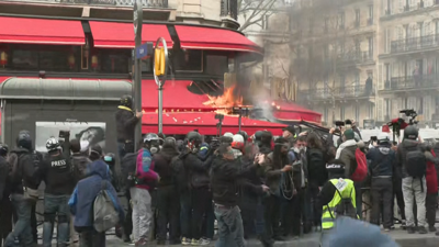 Radicais atacaron o restaurante onde Macron celebrou a súa vitoria electoral
