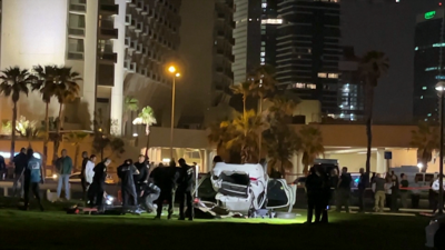 O vehículo envorcado na cidade de Tel Aviv