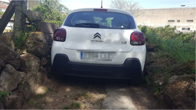 O vehículo atrapado no camiño rural en Ourense