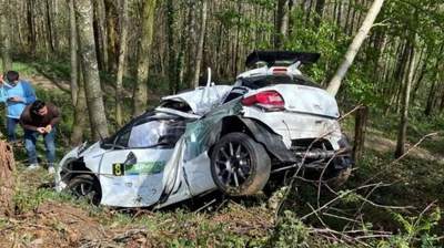 Estado en que quedou o vehículo tras o accidente no Ralli Villa de Tineo