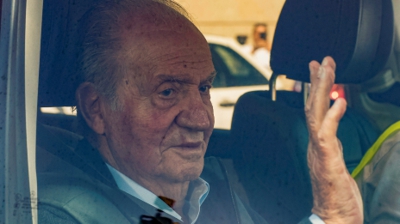 O ex-xefe do Estado saúda desde o coche na súa chegada a Sanxenxo (EFE/Lavandeira jr)