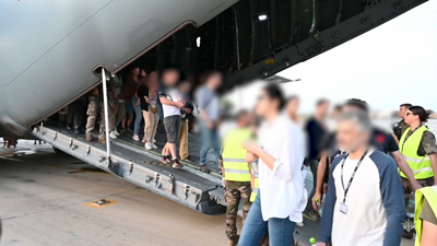 Cidadáns franceses e europeos evacuados nun A400M de Francia desembarcan en Djibuti