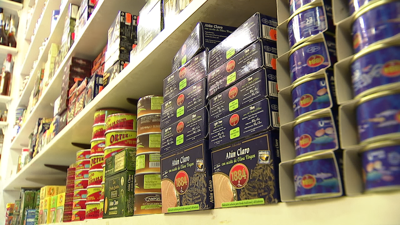 Supermercados e tendas seguen vendendo alimentos en envases que conteñen o bisfenol A