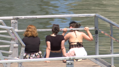Unhas mozas refréscanse a carón da auga en Sevilla