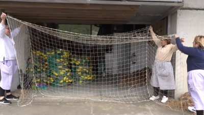 As redeiras de Corme mostran unha das porterías de fútbol que fan con restos de redes