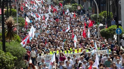 Manifestación da CIG en Vigo co gallo do Primeiro de Maio (EFE / Salvador Sas)