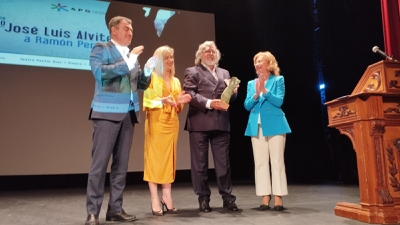 Ramón Pernas recibindo o premio no teatro Pastor Díaz de Viveiro