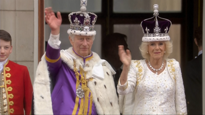 Carlos III e Camila saúdan dende o balcón de Buckingham