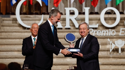 António Guterres recibe o premio Carlos V da man do rei Filipe VI no mosterio de Yuste, en Cáceres (EFE/J.J. Guillén)