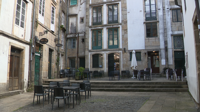 Imaxe matinal da rúa de San Paio de Antealtares, en Santiago de Compostela