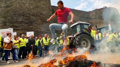 Os gandeiros prenderon lume a pacas de palla durante a protesta (EFE/Eliseo Trigo)