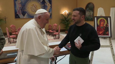 O papa, no seu despacho con Zelenski, este sábado no Vaticano