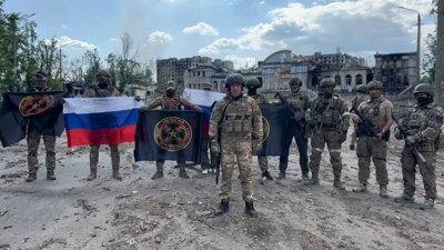 Yevgeni Prigozhin y algunos de sus mercenarios, en Bajmut
