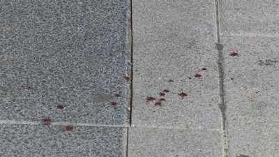 Restos de sangue no lugar onde se produciu a agresión
