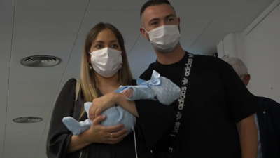 A nai e o pai, Tamara e Jesús, co bebé na presentación no Hospital Clínic de Barcelona