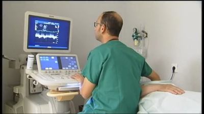 Médico observando unha paciente