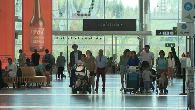 Viaxeiros no aeroporto Rosalía de Castro de Santiago de Compostela