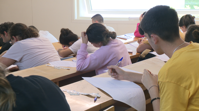 Alumnos de secundaria realizando unha das probas da ABAU en Santiago