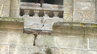 Imaxe do oco que deixou a pedra desprendida este martes da igrexa de Santa Baia de Arealonga