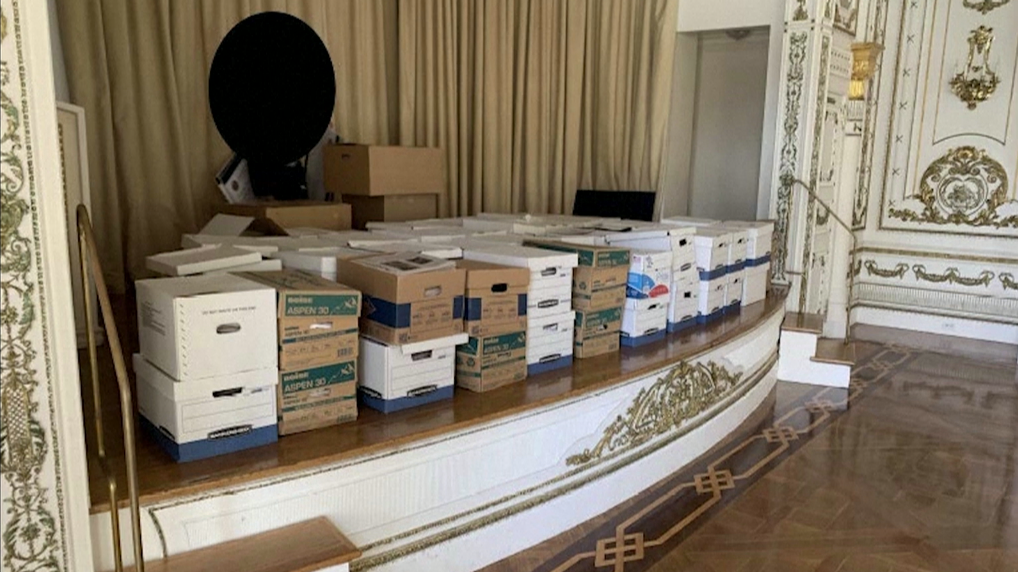 Papeis clasificados no salón de baile da mansión de Trump en Florida