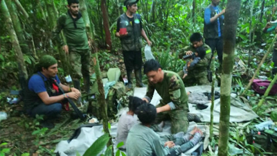 Membros do operativo de rescate atenden os menores na selva