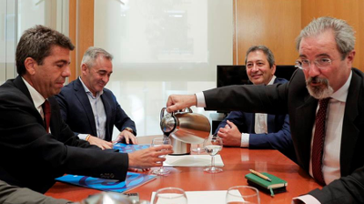 Equipos negociadores de PP e Vox (EFE / Manuel Bruque)