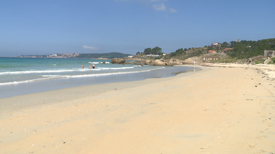 Imaxe da praia da Lanzada este mércores, pola zona onde tres días antes apareceran numerosas cunchas de longueirón