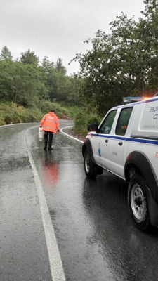 Voluntarios de Protección Civil de Pontevedra limpan a mancha
