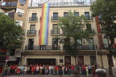 Bandeira LGTBI na sede do PSOE en Madrid