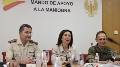 A ministra de Defensa, Margarita Robles, xunto ao xefe do Estado Maior do Exército de Terra, Amador Enseñat, durante a súa visita este mércores na Coruña o Mando de Apoio á Manobra do Exército de TerraEFE/Cabalar
