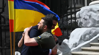 Pedro Sánchez abrazando a Zelenski en Kíiv (foto de arquivo)