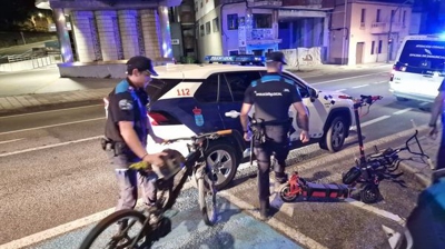 Axentes da Policía Local de Poio coas bicicletas e o patinete