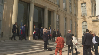 O presidente Macron recibíu en París os alcaldes das máis de 200 localidade afectadas polos disturbios