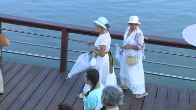 Mulleres ribadenses vestidas á usanza da Cuba de hai un século no comezo do Ribadeo Indiano