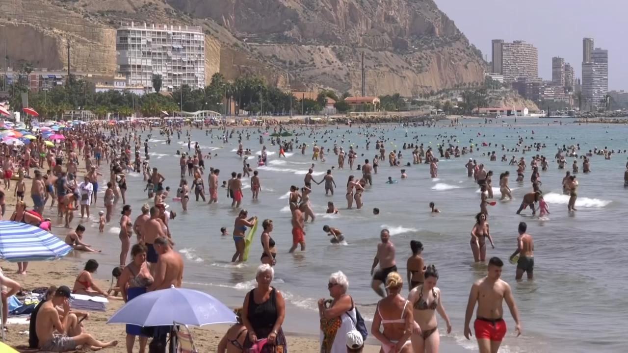 Praia ateigada de bañistas en Alacante