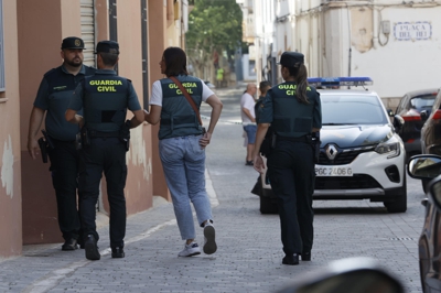 Axentes da Garda Civil acceden á vivenda onde sucederon os feitos en Antella (Valencia) EFE